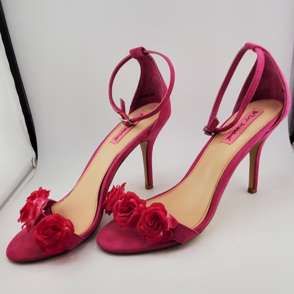 Betsey Johnson Bromme Fuschia Heels 8